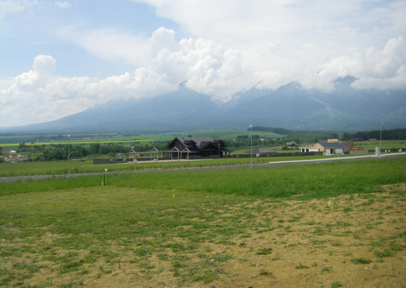 Predáme vo Vysokých Tatrách, V. Lomnica,  golfový rezort Black Stork stavebné pozemky o výmerách 1.024, 776, 984 a 880 m2.